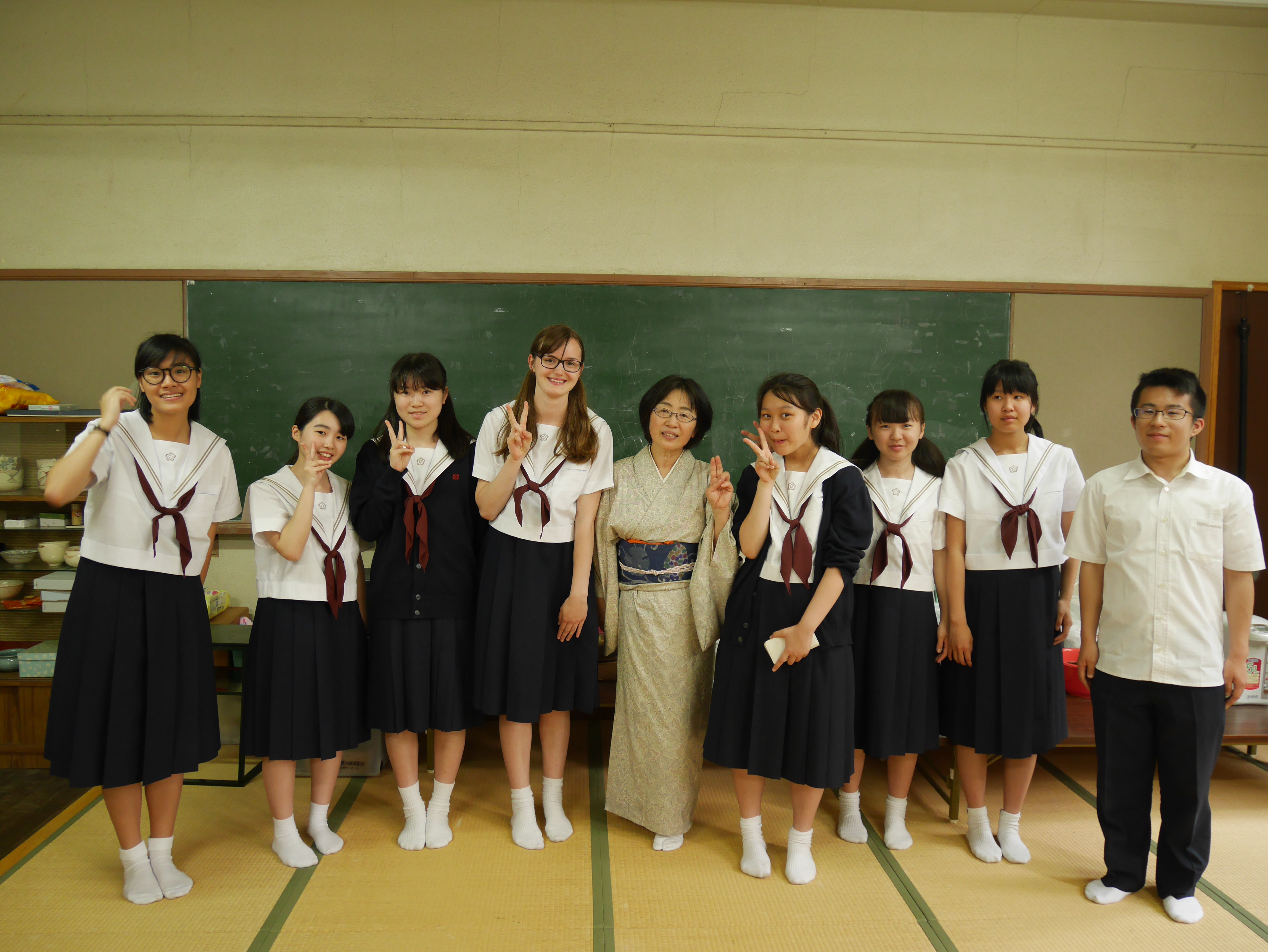 japanische Schulkinder in Schuluniform im Teeklub